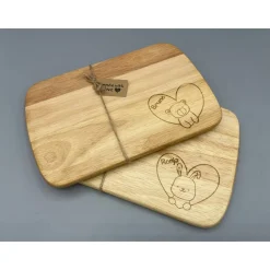 Frühstücksbrettchen für Kinder  mit individueller Gravur und süßen Tieren aus Gummibaum