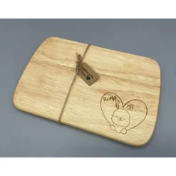 Frühstücksbrettchen für Kinder  mit individueller Gravur und süßen Tieren aus Gummibaum