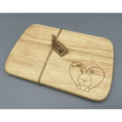 Frühstücksbrettchen für Kinder  mit individueller Gravur und süßen Tieren aus Gummibaum
