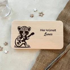 Frühstücksbrettchen personalisiert - Leopard mit Gitarre - personalisierte Geschenke Baby - Taufe Geschenk Baby