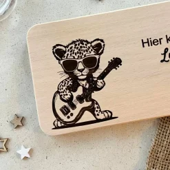 Frühstücksbrettchen personalisiert - Leopard mit Gitarre - personalisierte Geschenke Baby - Taufe Geschenk Baby