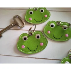 Frosch Schlüsselanhänger gestickt, grünes Kunstleder, Taschenbaumler, Rucksack Anhänger, Geschenk Mitbringsel