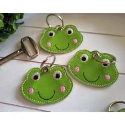 Frosch Schlüsselanhänger gestickt, grünes Kunstleder, Taschenbaumler, Rucksack Anhänger, Geschenk Mitbringsel