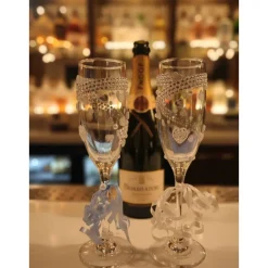 Frosted Hearts Hochzeitsgläser Set – Handverziert mit Strass, Herzen & Perlen – Geschenk zur Hochzeit & Verlobung