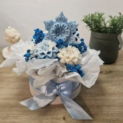 Frostzauber Kerzenblumenstrauß Rapswachs | Schneeflocke & Eisblumen Arrangement | Blau-Weiße Winterdeko Geschenkbox | Ve
