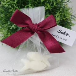 Gastgeschenk mit 2 Seifenfische - FISCHE natur - LILA-BORDEAUX dekoriert - personalisiert