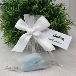 Gastgeschenk mit 2 Seifenfische - FISCHE vergissmeinnicht hellblau - WEIß dekoriert - personalisiert