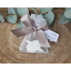 Gastgeschenk mit 2 Seifenfische - Fische in weiß - Schleife in taupe dekoriert - personalisiert