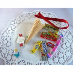 Gastgeschenk zur Einschulung, eine mit Süßigkeiten befüllte Eiswaffel