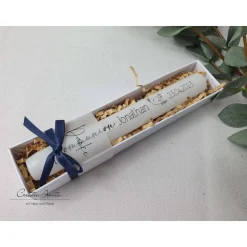 Gastgeschenk zur Kommunion - Konfirmation - Stabkerze personalisiert in Schachtel mit Danke-Banderole