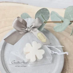 Gastgeschenke mit Seifenkleeblatt WEISS verpackt & dekoriert