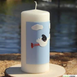 Geburtskerze personalisierbar mit fliegendem Storch auf blauem Himmel mit Wolken, Geschenk Geburt mit Namen