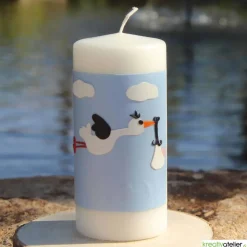 Geburtskerze personalisierbar mit fliegendem Storch auf blauem Himmel mit Wolken, Geschenk Geburt mit Namen