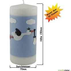 Geburtskerze personalisierbar mit fliegendem Storch auf blauem Himmel mit Wolken, Geschenk Geburt mit Namen