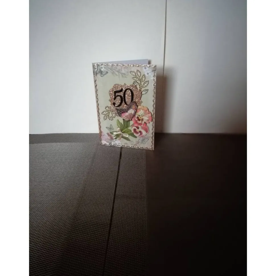 Geburtstagskarte 50. Geburtstag Frau – Blumen, Schmetterling & Goldverzierung