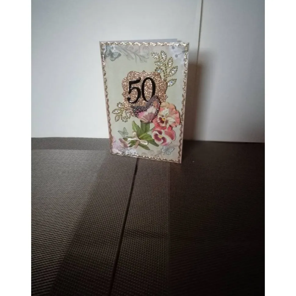 Geburtstagskarte 50. Geburtstag Frau – Blumen, Schmetterling & Goldverzierung