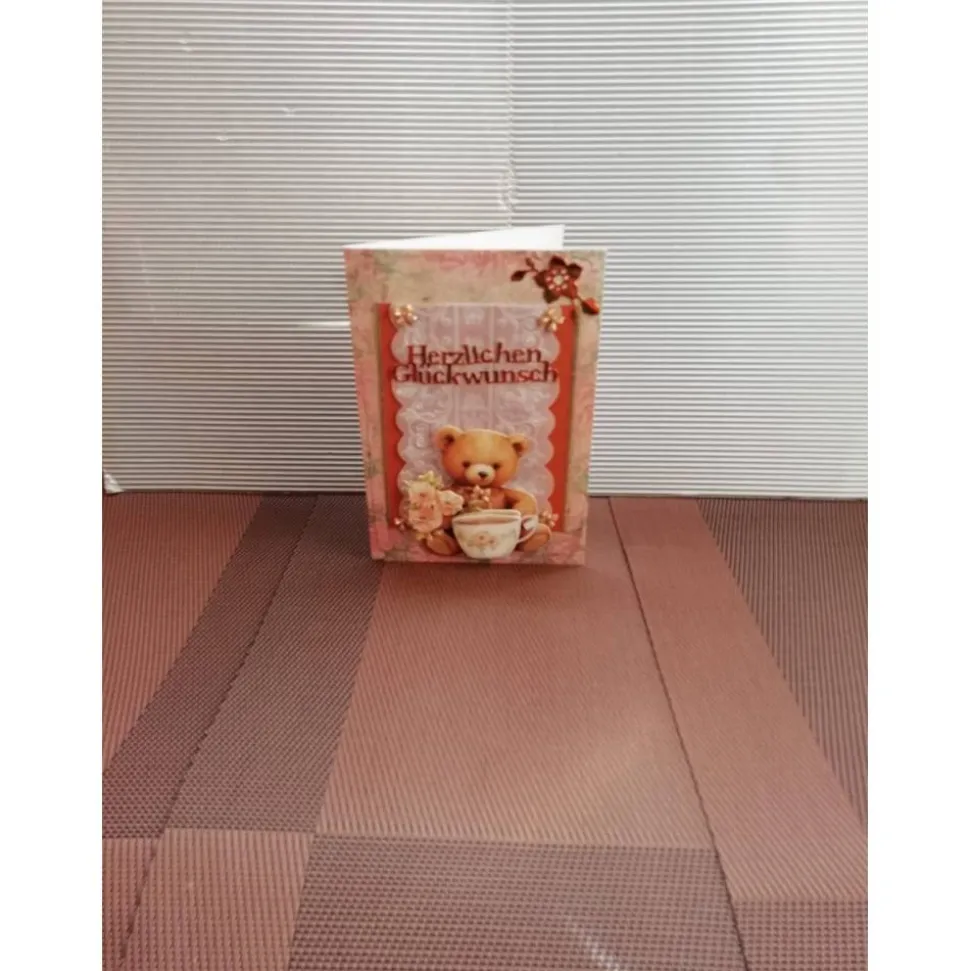 Geburtstagskarte für eine Frau mit einem kleinen Teddybären