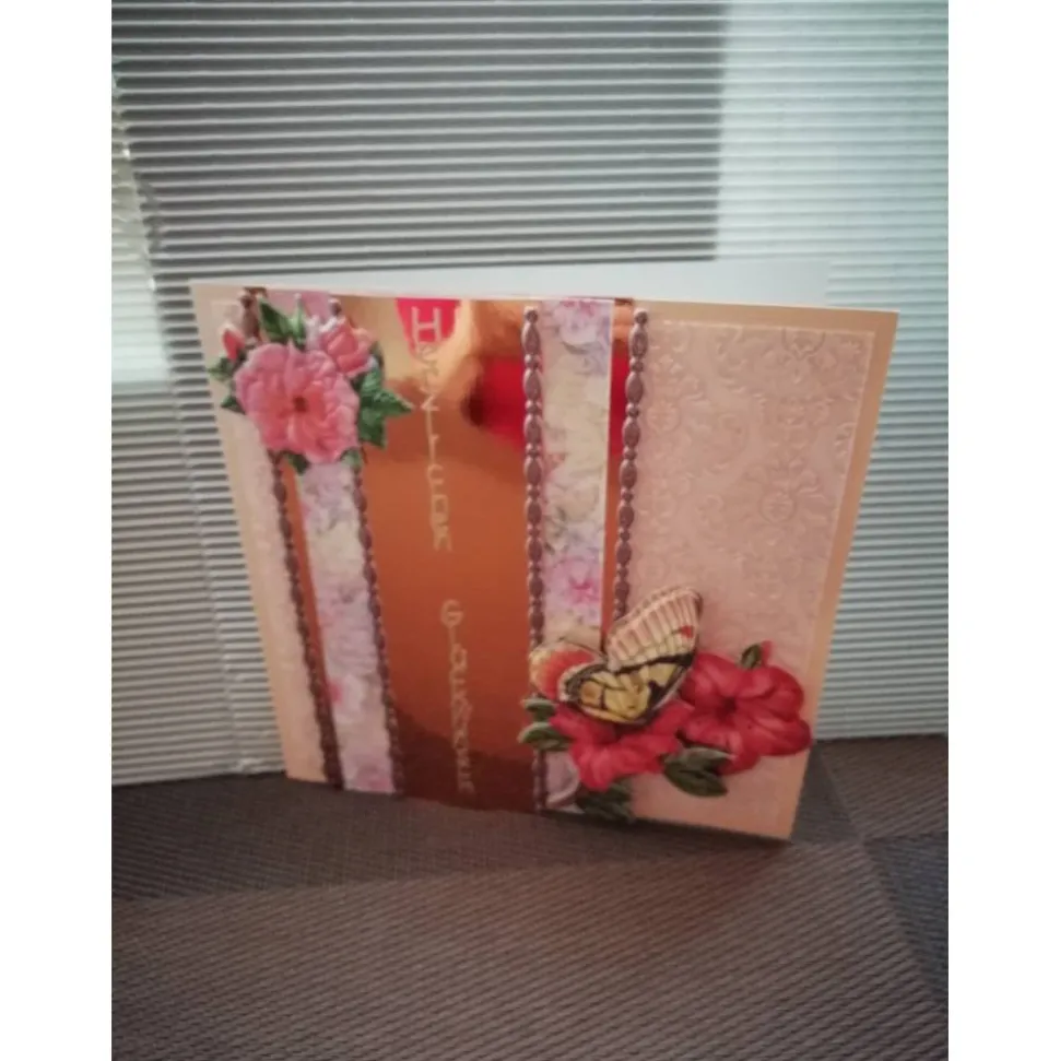 Geburtstagskarte für eine Frau, verspielt mit einem Schmetterling und Blumen