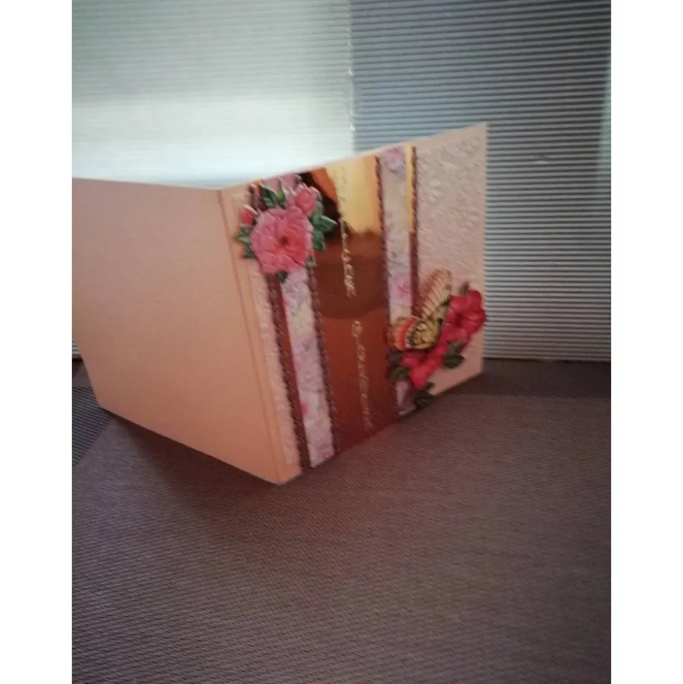 Geburtstagskarte für eine Frau, verspielt mit einem Schmetterling und Blumen