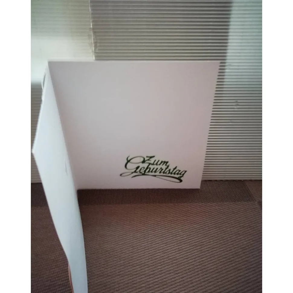 Geburtstagskarte für eine Frau, verspielt mit einem Schmetterling und Blumen