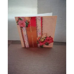 Geburtstagskarte für eine Frau, verspielt mit einem Schmetterling und Blumen