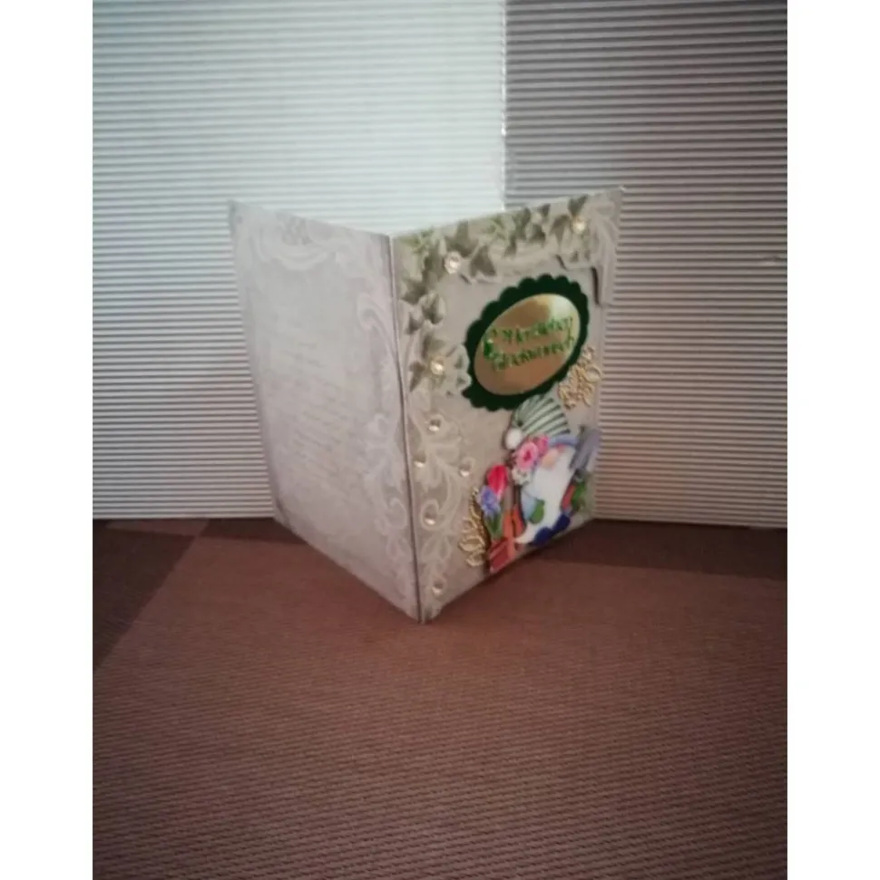 Geburtstagskarte für eine Frau, verspielt mit einem kleinen Wichtel