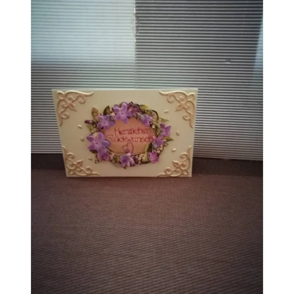 Geburtstagskarte für eine Frau mit lilafarbenen Blumen