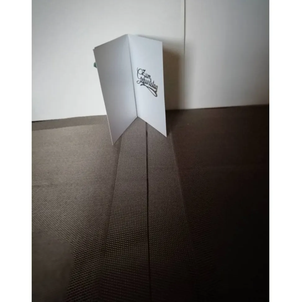 Geburtstagskarte für eine Frau in hellblau verspielt mit einem kleinen Wichtel