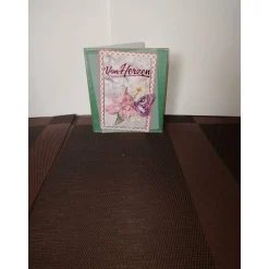 Geburtstagskarte für eine Frau mit rosafarbenen Blumen