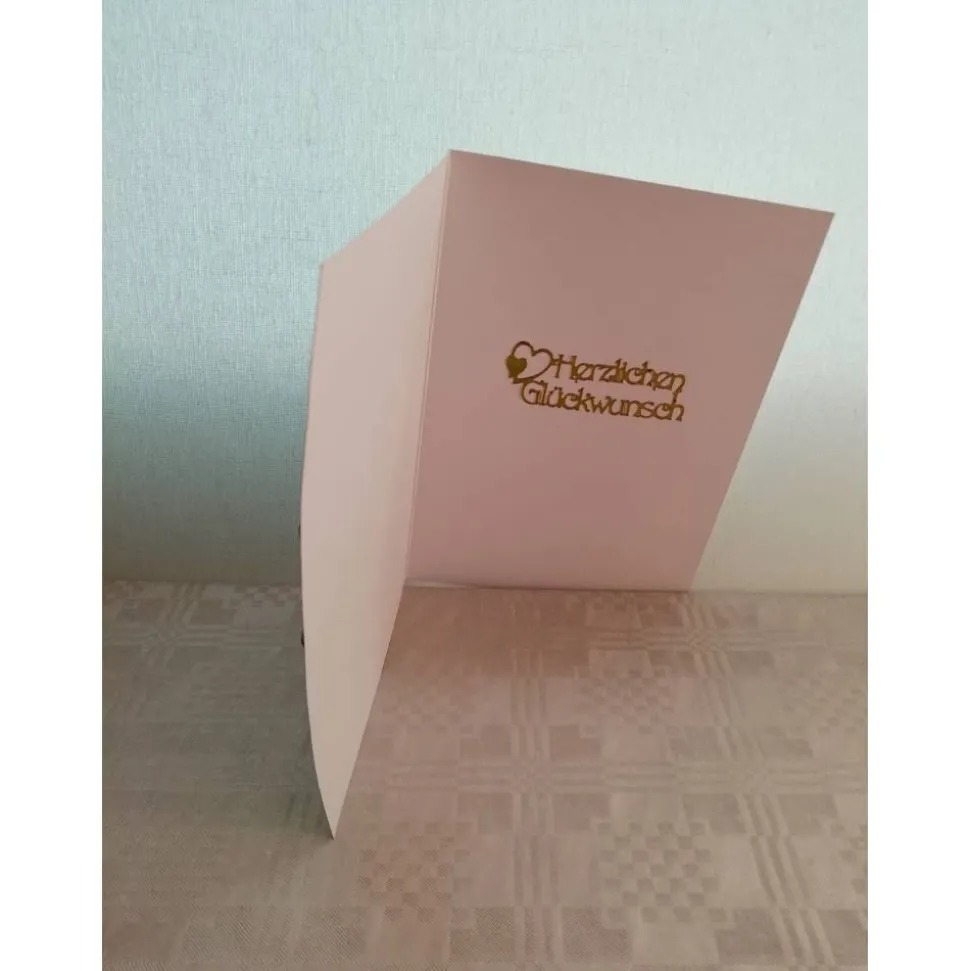 Geburtstagskarte für eine Frau in grün mit weissen Blumen und einem Schmetterling