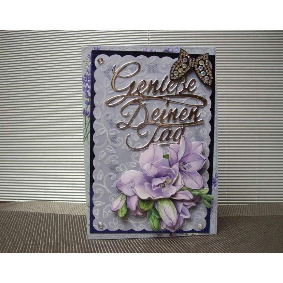 Geburtstagskarte in lila für eine Frau mit Blumen