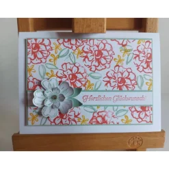 Geburtstagskarte mit bestempeltem Hintergrund