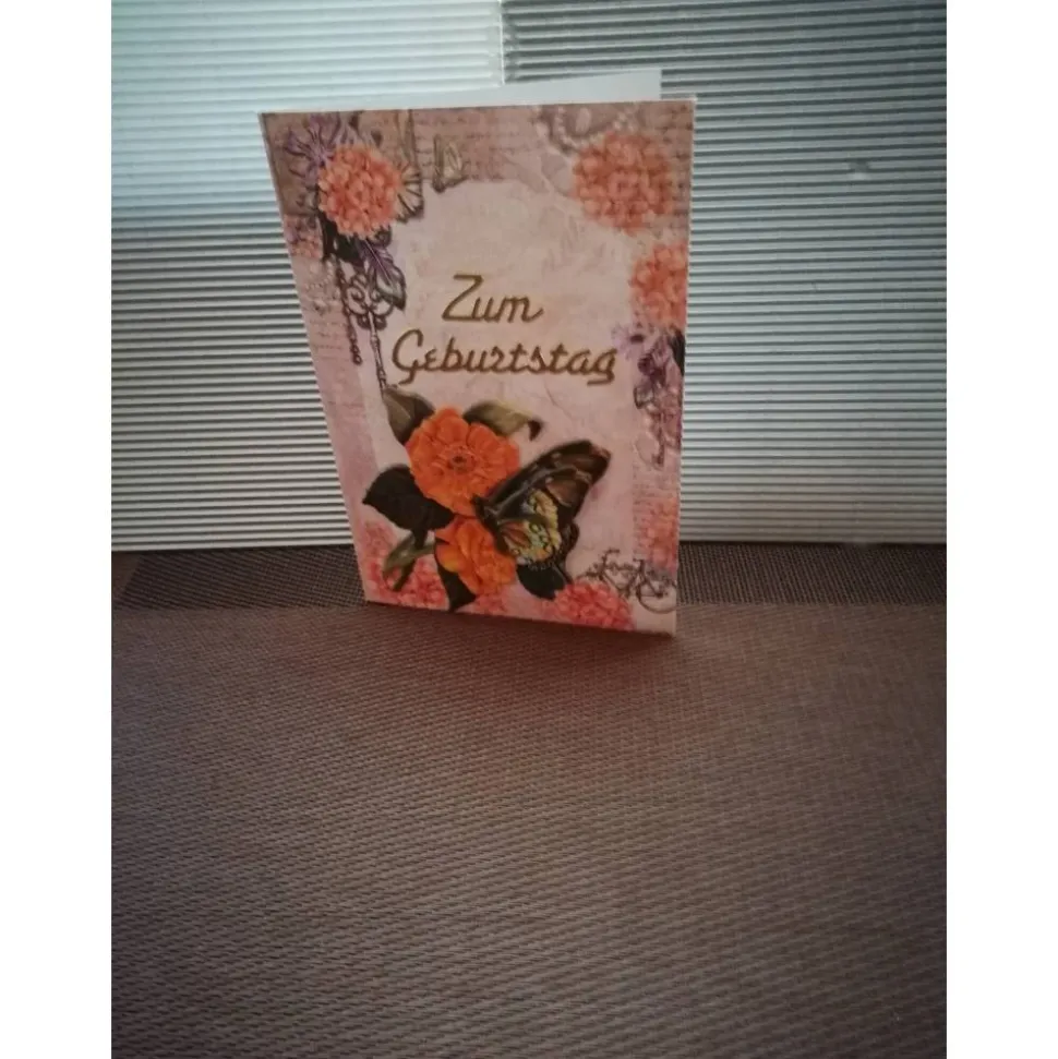 Geburtstagskartefür eine Frau mit gelben Blumen und Schmetterling