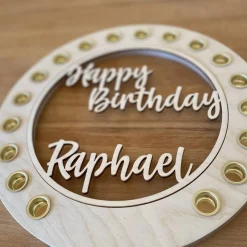 Geburtstagskranz mit 18 Kerzenhaltern & personalisiertem Einleger – selbstgefertigte Holzdekoration