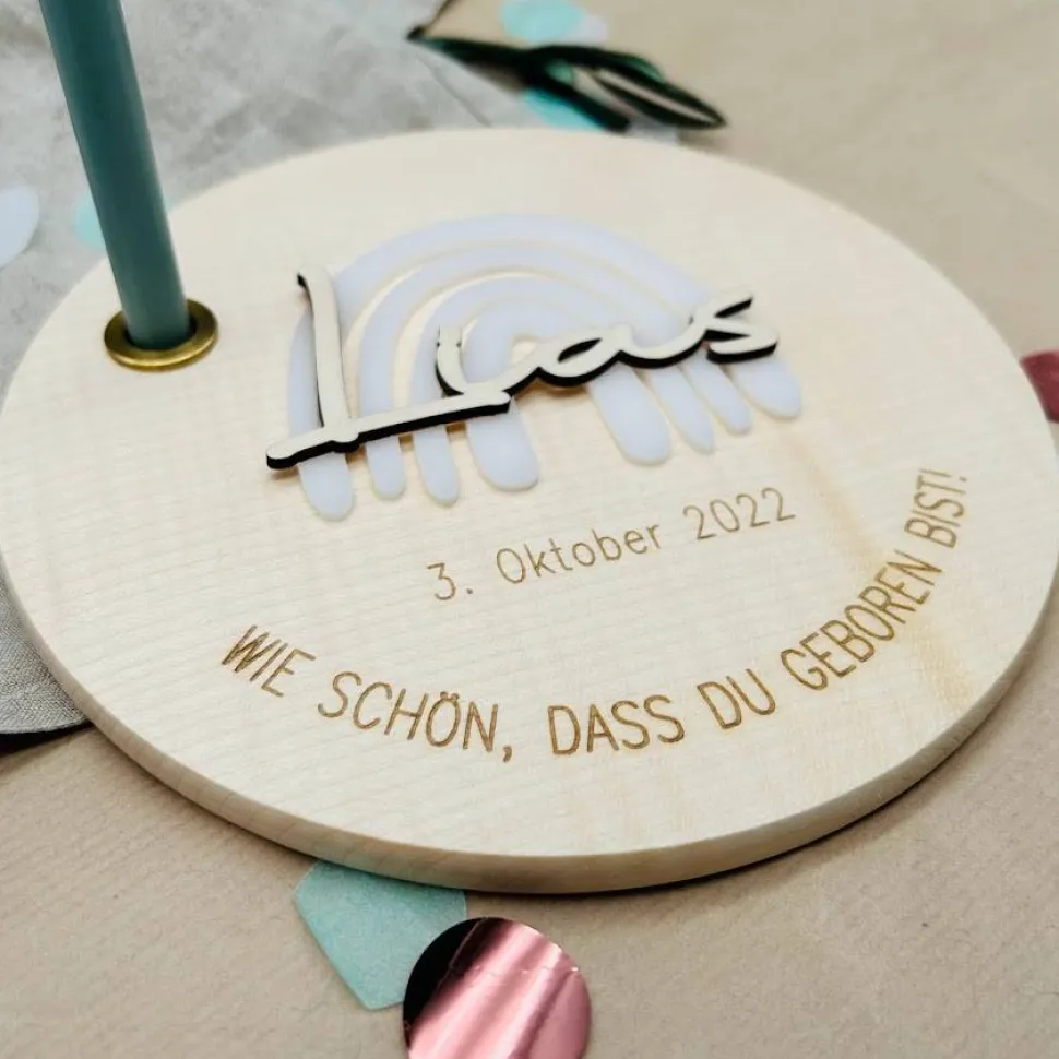 Geburtstagsteller "Lias" aus Buchenholz mit weißem Regenbogen aus Acryl, personalisiert, Geburtstagstisch