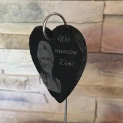 Gedenkherz aus Schiefer mit Foto & Gravur – „Wir vermissen Dich“ | Persönliches Erinnerungsherz