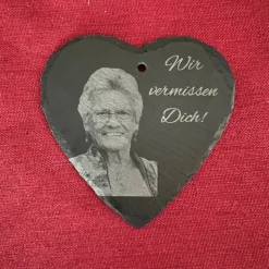 Gedenkherz aus Schiefer mit Foto & Gravur – „Wir vermissen Dich“ | Persönliches Erinnerungsherz