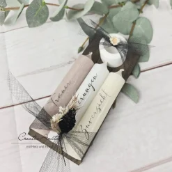 Gedenkkerzen auf Holzbrett mit Kerzenständer - Trauerkerzen beschriftet