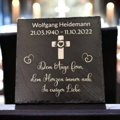 Gedenktafel/ Grabschmuck aus Schiefer, Kreuz, Personalisiert