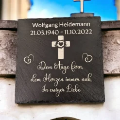 Gedenktafel/ Grabschmuck aus Schiefer, Kreuz, Personalisiert