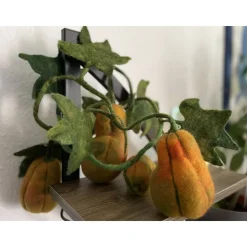 Gefilzte Kürbisranke – handgemachte Herbstdeko mit Blättern & Kürbissen, ca. 120 cm lang