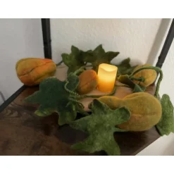 Gefilzte Kürbisranke – handgemachte Herbstdeko mit Blättern & Kürbissen, ca. 120 cm lang