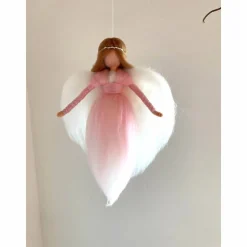 gefilzter zartrosa Engel