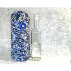 Gehäkelte blaue Flaschenverpackung, eine nachhaltige Geschenkverpackung mit Verzierung, toll auch als Utensilo.