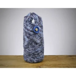Gehäkelte blaue Flaschenverpackung, eine nachhaltige Geschenkverpackung mit Verzierung, toll auch als Utensilo.