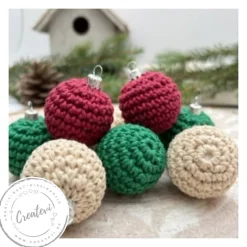 Gehäkelte Christbaumkugeln / Weihnachtskugeln aus Baumwolle in festlicher Tradition