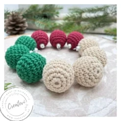 Gehäkelte Christbaumkugeln / Weihnachtskugeln aus Baumwolle in festlicher Tradition