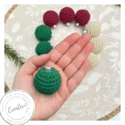 Gehäkelte Christbaumkugeln / Weihnachtskugeln aus Baumwolle in festlicher Tradition