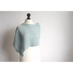 Gehäkelte eisblaue Stola für die Winterbraut . Schultertuch mit Perlen und Mohair . Edles Häkeltuch . Etwas Blaues für die Braut