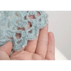 Gehäkelte eisblaue Stola für die Winterbraut . Schultertuch mit Perlen und Mohair . Edles Häkeltuch . Etwas Blaues für die Braut